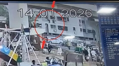 Xe máy bất ngờ lao khỏi cầu do vướng dây diều, 3 người trong một gia đình Ấn Độ tử vong thương tâm