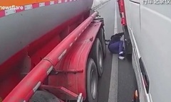 Clip: Đứng tim cảnh tài xế ô tô vừa chui ra khỏi gầm xe, bất ngờ bị xe bồn lao tới tông trúng