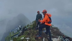 Indonesia tìm thấy xác máy bay chở 11 người 