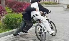 Đang học Thạc sĩ, chàng trai kiếm tiền tỷ nhờ... dạy người lớn đi xe đạp