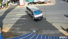 Điều tra vụ xe trung chuyển quay nhiều vòng, gây náo loạn trước cổng chợ ở Lâm Đồng