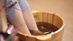 Người đàn ông cấp cứu sau khi ngâm chân nước lá đun sôi chữa viêm da cơ địa