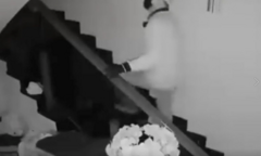 Clip: 3 đối tượng đột nhập vào phòng ngủ nhà dân, trộm két sắt nặng 100kg