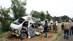 Xe đưa đón học sinh tông trực diện xe tải ở Nam Phi, 13 học sinh thiệt mạng