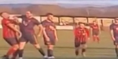 Clip: Thúc cùi chỏ vào mặt đối thủ, cầu thủ nhận hậu quả nặng nề