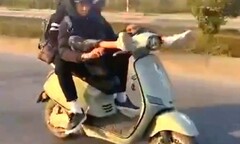 Quảng Ninh: Tịch thu xe máy điện của thiếu niên buông tay, điều khiển bằng chân