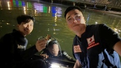 Lặn sông Hương tìm 2 cây vàng cho người đánh rơi trong đêm