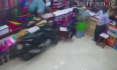 Clip: Xe máy bất ngờ mất lái lao thẳng vào cửa hàng may mặc, 4 người thoát nạn trong gang tấc