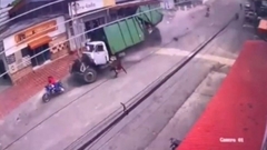 Clip: Xe chở rác hỏng phanh, tông liên hoàn nhiều phương tiện trên phố, 8 người thương vong