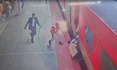 Clip: Thót tim cảnh người cha bế con rơi xuống khe tàu đang chạy ở Ấn Độ