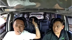 Bị nhắc nhở không hút thuốc trên xe, nam hành khách dùng mũ bảo hiểm đánh tài xế tới tấp ở Đà Nẵng