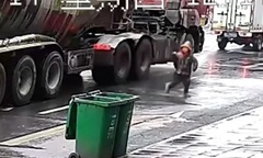 Clip: Thót tim khoảnh khắc bé trai liều mình chui qua gầm xe bồn để sang đường