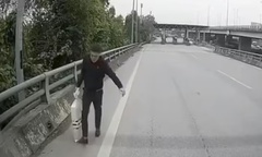 Vô tình nhặt được bao tải chứa 1 tỷ đồng trên cao tốc, 3 người đàn ông ở Bắc Ninh bất ngờ quay xe