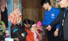 Những cái nắm tay nơi vùng cao và bài học lớn của một nam sinh ngành tài chính