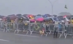 Clip: Sét đánh trúng đoàn người tập trung trên đường, nhiều nạn nhân nguy kịch