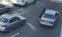 Clip: Bị giật túi ngay giữa phố, cô gái liều mình bám cửa ô tô và cái kết thót tim