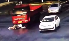 Clip: Tạt đầu xe tải, cô gái đi xe đạp bị cuốn vào gầm, thoát nạn trong gang tấc