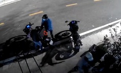Camera ghi lại khoảnh khắc nhóm thanh niên phá khoá nhà dân, lấy đi két sắt và hơn 2 cây vàng
