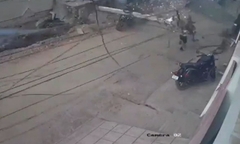Clip: Cột điện đổ sập xuống đường, nam sinh nhanh nhạy thoát nạn trong gang tấc