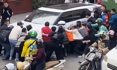 Hiện trường vụ 2 người thương vong nghi do ô tô lùi trúng trên phố ở Hà Nội