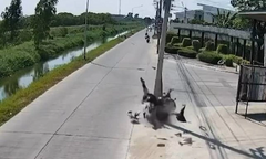 Clip: Chiếc xe phân khối lớn mất lái, lao thẳng vào cột điện, người đàn ông tử vong tại chỗ