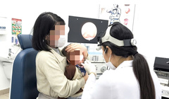 Bé trai 1 tuổi ở Hà Nội mắc ghim kim loại sắc nhọn trong họng