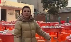 Bắt chước trào lưu mời người lạ đến ăn tiệc, cô gái bày 100 mâm cỗ nhưng không một ai đến