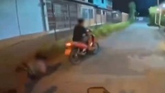 Clip: Phóng xe chạy trốn cảnh sát, người đàn ông bỏ mặc bạn gái bị ngã giữa đường