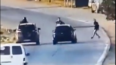 Clip: Lao ra đường chặn xe máy, tên cướp nhận cái kết đắng