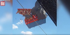 Khoảnh khắc nhà bóng bị gió cuốn bay lên cao 9 mét, 2 trẻ em bị thương
