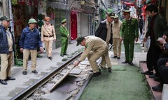 Hà Nội: Cảnh sát mời du khách rời phố cà phê đường tàu, check camera phạt nguội