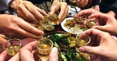 Tiệc tất niên dày đặc, dân văn phòng “trả giá” bằng mất ngủ và gan nhiễm mỡ