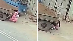 Tài xế máy kéo nghi say xỉn lùi xe cán trúng người đi bộ đang dùng điện thoại