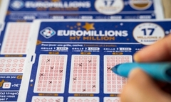 Nhóm bạn cùng góp tiền mua vé số, trúng độc đắc hơn 3,7 tỷ đồng