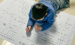 Rộ trào lưu cho con làm bài tập trên đề kiểm tra khổ  "khổng lồ " ở Trung Quốc