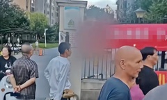 Vợ treo băng rôn khắp khu phố  "cảm ơn " bạn thân vì đã ngoại tình với chồng mình