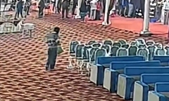 Clip: Cụ ông 62 tuổi bất ngờ ngã gục rồi qua đời ở đám cưới cháu gái, lý do khiến ai nấy đều xót xa