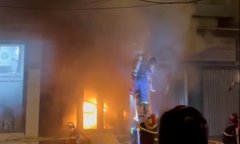 Cháy nhà lúc rạng sáng ở TP.HCM, cảnh sát kịp thời giải cứu 4 người