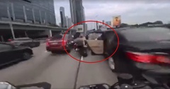 Clip: Bé gái tự mở cửa ôtô gây tai nạn liên hoàn cho 6 phương tiện