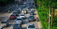 Xe ô tô đi lấn làn đường dành cho xe máy bị phạt bao nhiêu tiền?