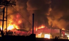 Xưởng nhựa hơn 1.000m² ở Hưng Yên bốc cháy ngùn ngụt lúc nửa đêm