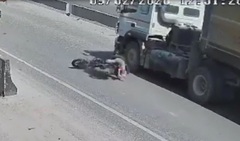Clip: Ngã ra đường sau cú phanh gấp, người đi xe máy bị xe tải cán thiệt mạng