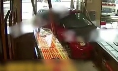 Clip: Đạp nhầm chân ga, nữ tài xế lao ô tô thẳng vào cửa hàng trang sức, gây ra cảnh tượng hỗn loạn