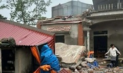 Clip: Tầng 2 ngôi nhà đổ sập sau tiếng nổ lớn, một người tử vong ở Hưng Yên