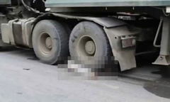 Thương tâm: Mẹ tử vong, con bị thương sau khi va chạm với xe đầu kéo 
