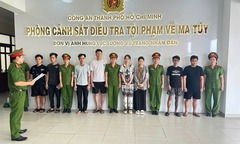 Giấu ma túy tại bãi đất trống, ngụy trang trong hộp giấy chứa thức ăn thú cưng