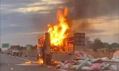 Hiện trường xe tải chở hàng bốc cháy dữ dội trên cao tốc Vĩnh Hảo - Phan Thiết