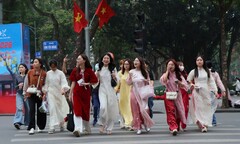 Những ngày cận Tết Bính Ngọ 2026 ở Hà Nội: Nhộn nhịp check-in áo dài, rực rỡ khắp phố phường
