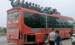 Ô tô chở "chồng chất " hơn 10 xe máy trên quốc lộ dịp Tết.