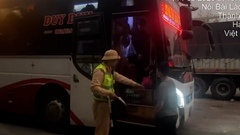 Xử phạt xe khách chở 48 người trên xe 23 chỗ chạy cao tốc Nội Bài - Lào Cai